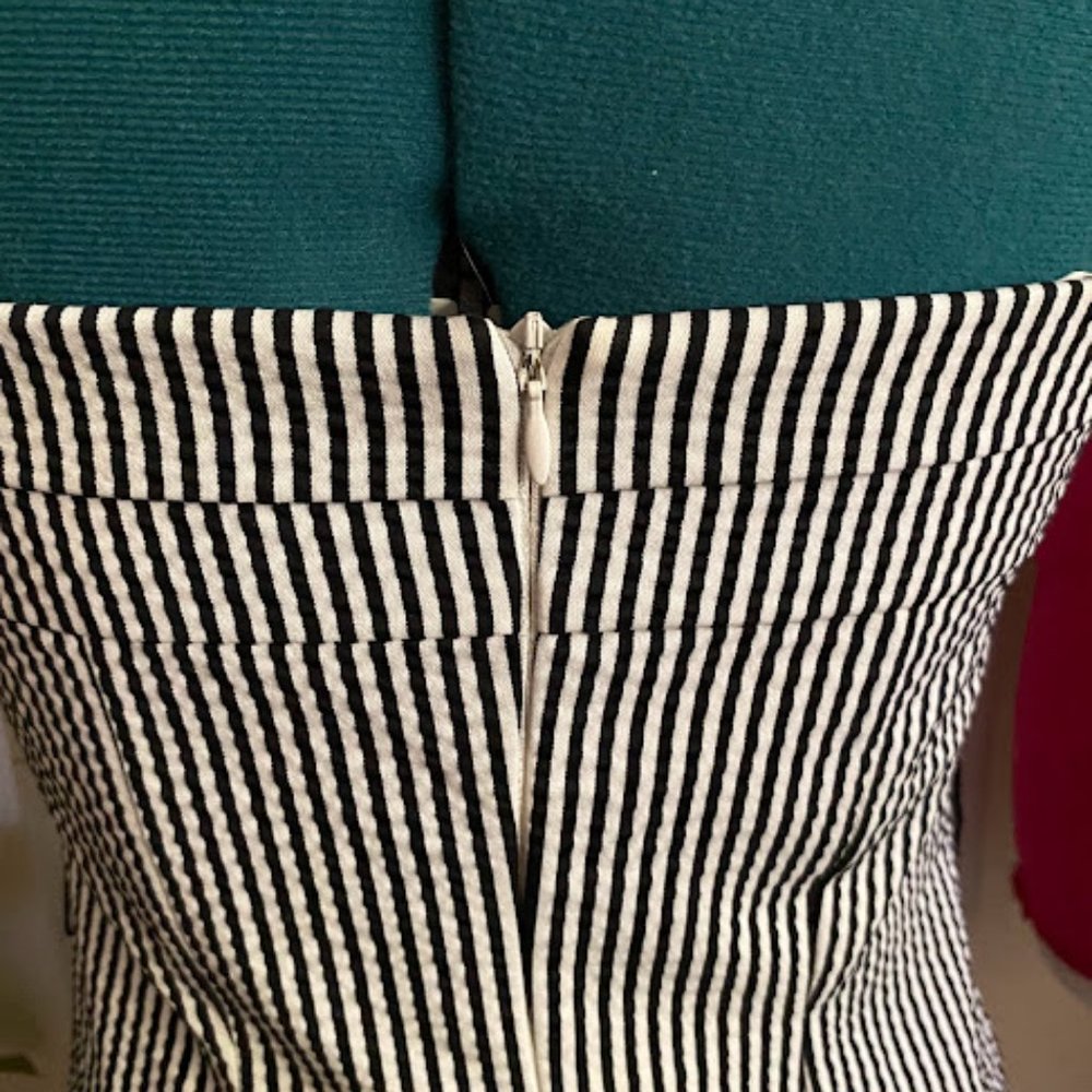 Trina Turk black and white seersucker dress sz 2 - Picture 5 of 7